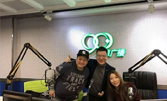 黄Sir电台与搭档合影