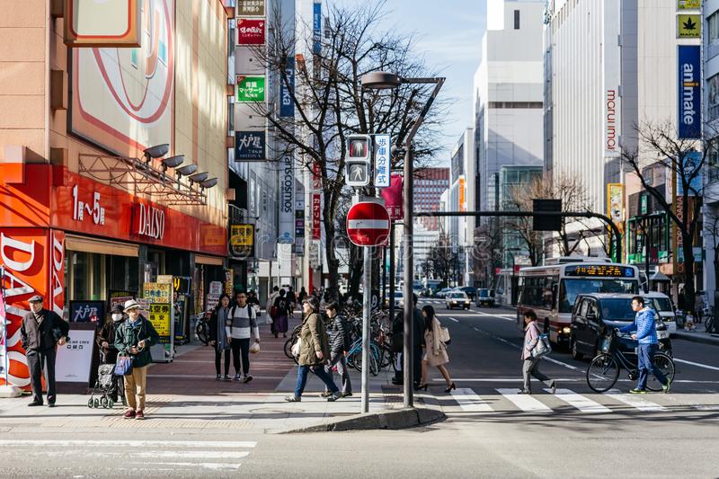 与大厦、路、汽车和走的人的札幌都市风景在北海道，日本-109210615.jpg