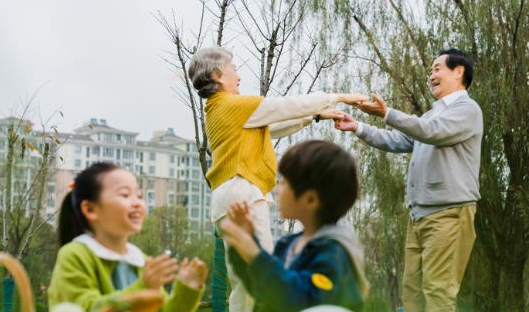 美国移民后，如何规划为父母申请绿卡团聚？